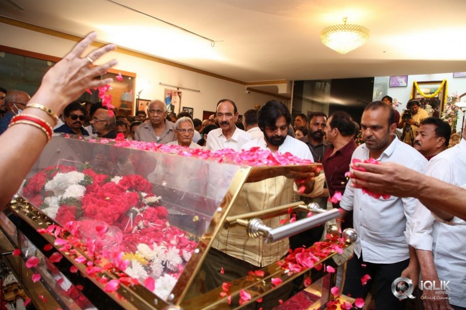 Celebrities-pay-homage-to-superstar-Krishna
